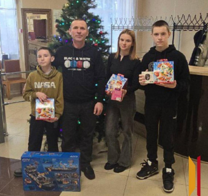 Многодетная семья из Панинского района получила подарки в рамках акции «Ёлка желаний»