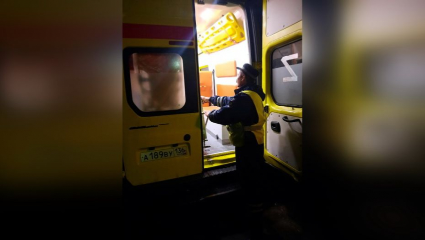 В Аннинском районе инспекторы ГИБДД помогли довезти роженицу до больницы