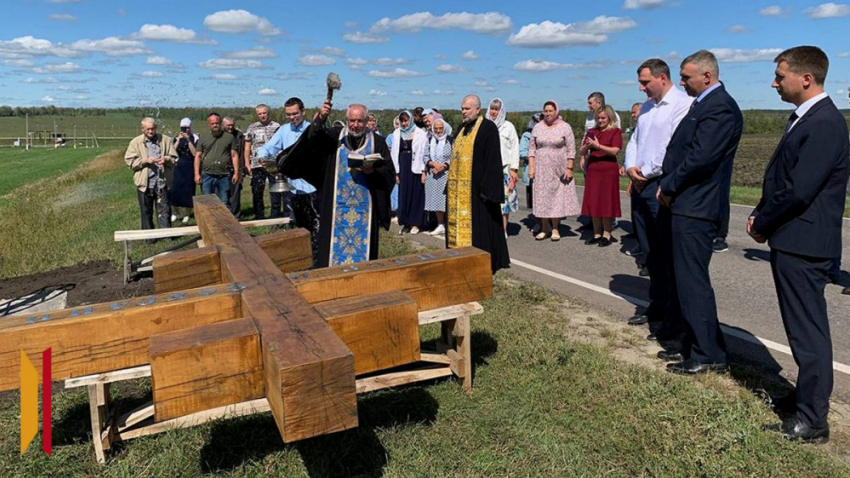 В панинском селе Верхняя Катуховка установили поклонный крест