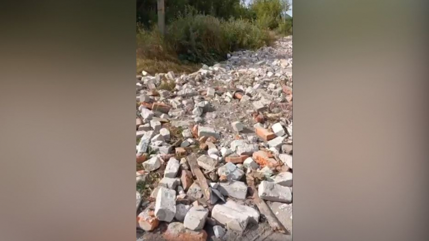 В Аннинском селе проблемную дорогу засыпали строительным мусором вместо щебня