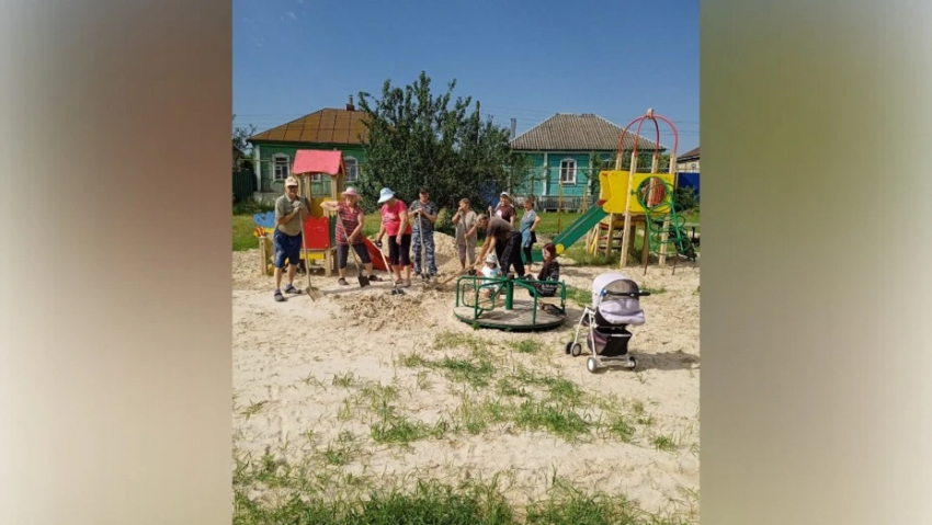 В бобровском посёлке активисты начали благоустраивать спортивную площадку