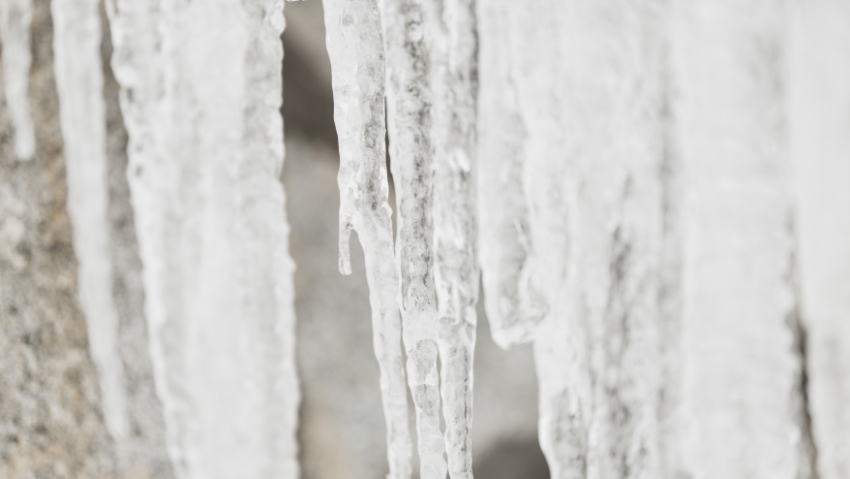 Как получить компенсацию за травмы от падения снега с крыши