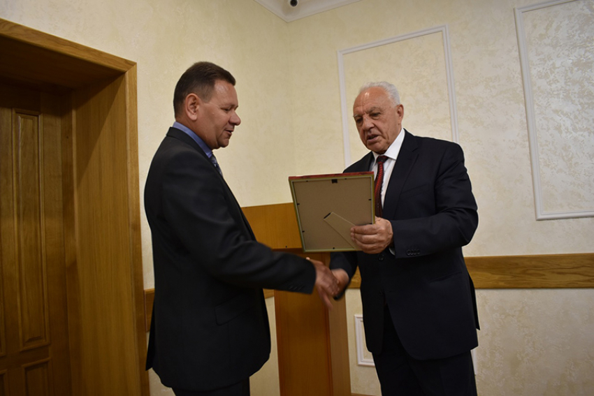  Глава Аннинского района наградил инспектора по строительству.