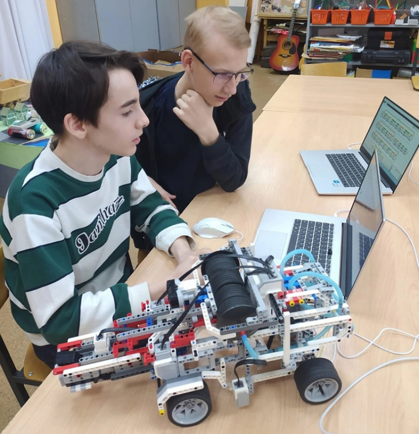   Робототехники Таловой представили удивительные  модели  на межрегиональном фестивале 