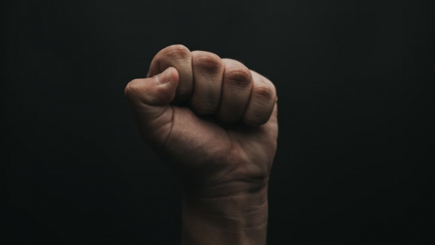 В Бобровском районе местный житель ударил полицейского