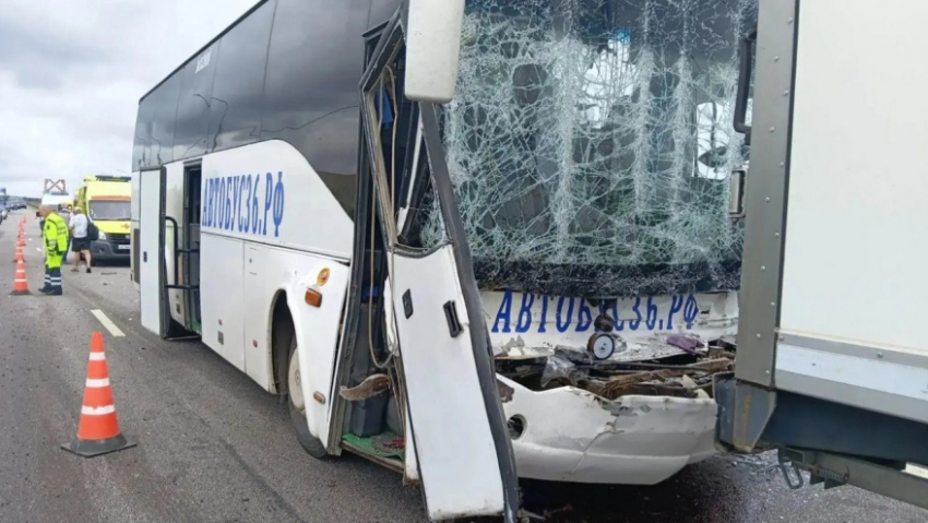 В Бобровском районе рейсовый автобус врезался в фуру