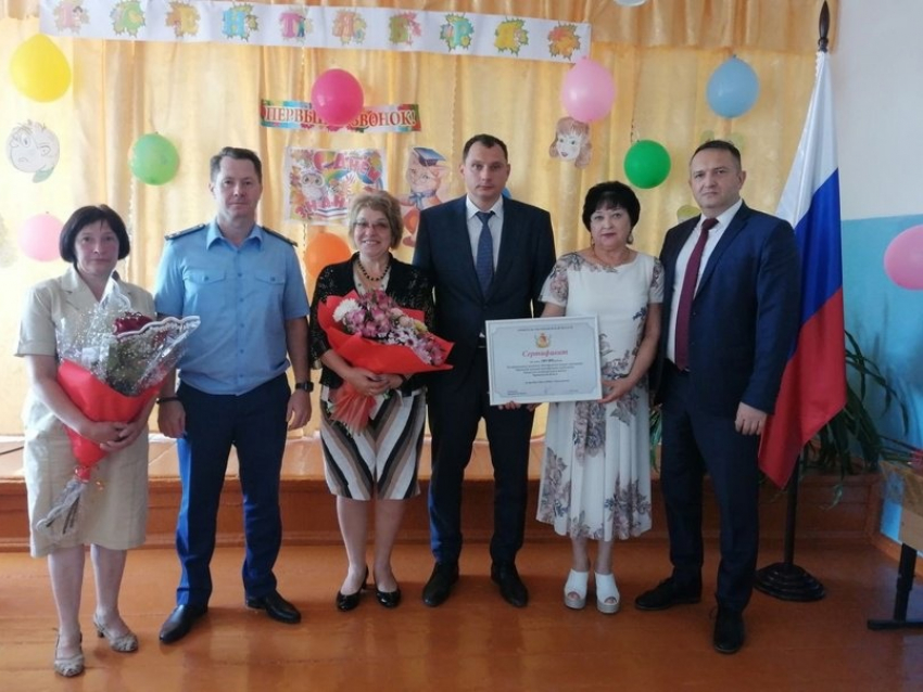 Мировской школе вручили сертификат на 100 тыс. рублей