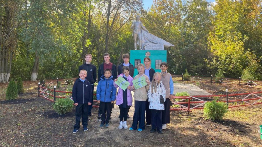 В панинском поселке Октябрьский озеленили Аллею Памяти