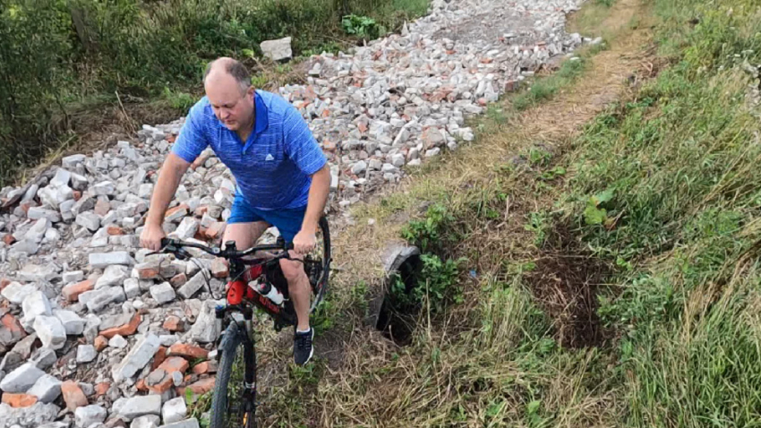В Аннинском районе чиновники объяснили дорогу из битого кирпича