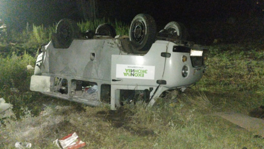 В Бобровском районе в столкновении фуры и микроавтобуса пострадали два человека