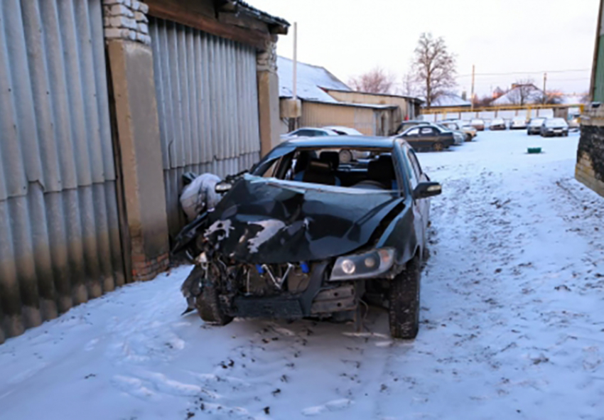 Пьяная автоледи   без прав из Таловского  района врезалась в дерево и погубила подростка