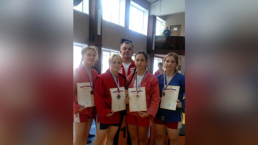 Таловские самбистки завоевали четыре медали в отрытом первенстве