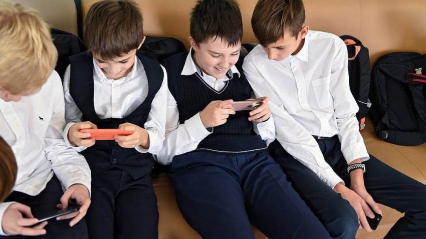 Госдума одобрила запрет на мобильные телефоны в российских школах